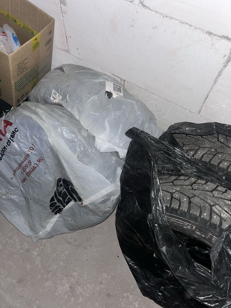 Продам зимнею резину шипованую на 15