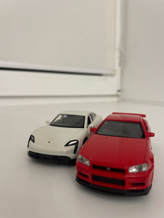 продам игрушечные Porsche Taycan Turbo S и GTR R34