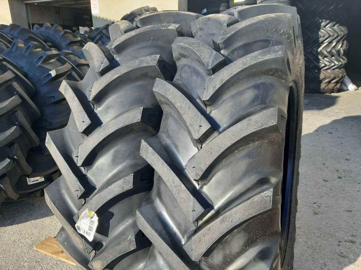 16.9-30 Anvelope noi de tractor spate cu 10pliuri Cauciucuri OZKA