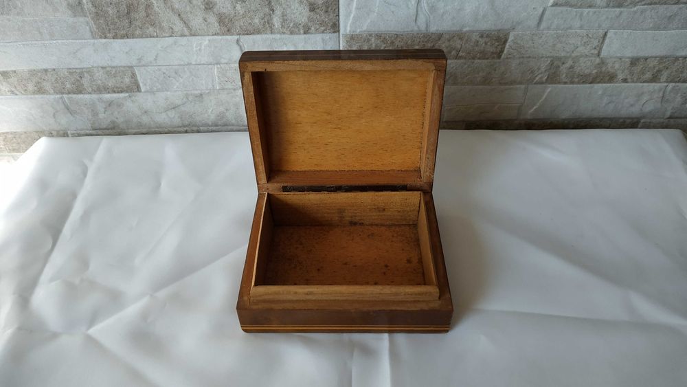 Стара дървена кутия за бижута - украсена с фурнир