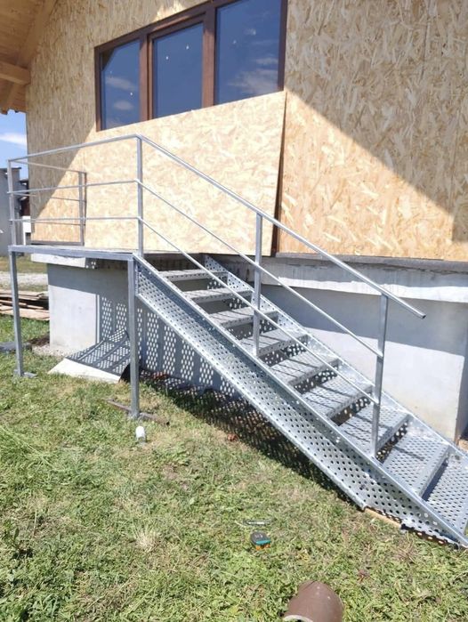 Vând scarii metalice zincate exterioare și pentru incendii , platforme