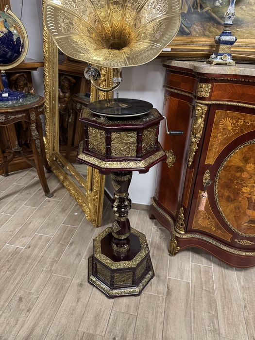 Gramofon din lemn cu picior si ornamente alama