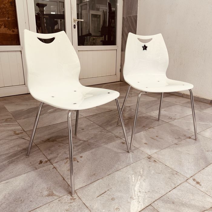 2 модерни ретро кухненски/трапезни стола – бели с метални крака