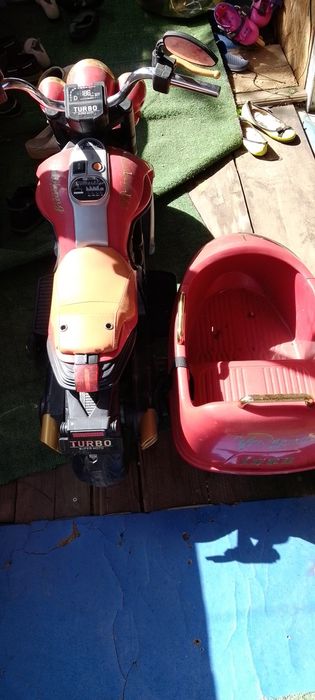 Vând motocicleta cu atas copii electrica