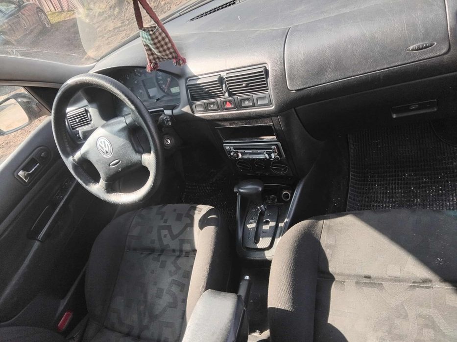 Golf 4 din 2000 luna a 11