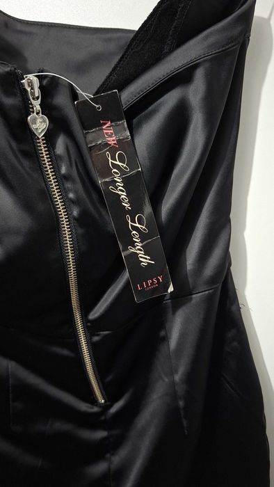 Елегантна сатенена рокля с едно рамо и дантелен акцент – Lipsy London