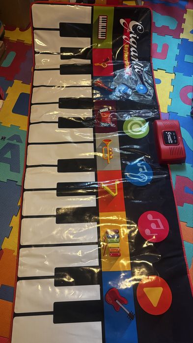 Covor pian gigant "Gigantic Keyboard Playmat"