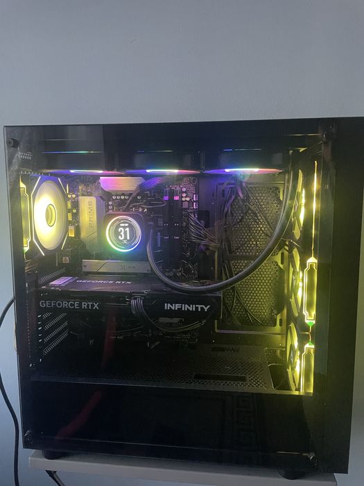 Vand pc gaming la pret bun