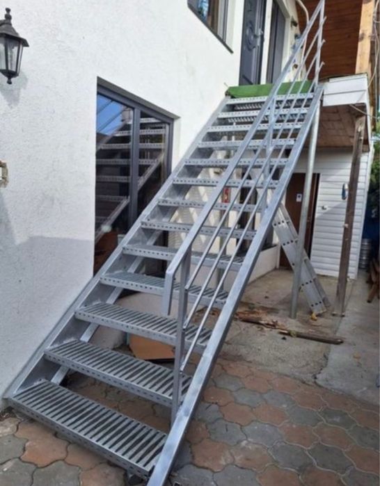 Scara zincata de exterior