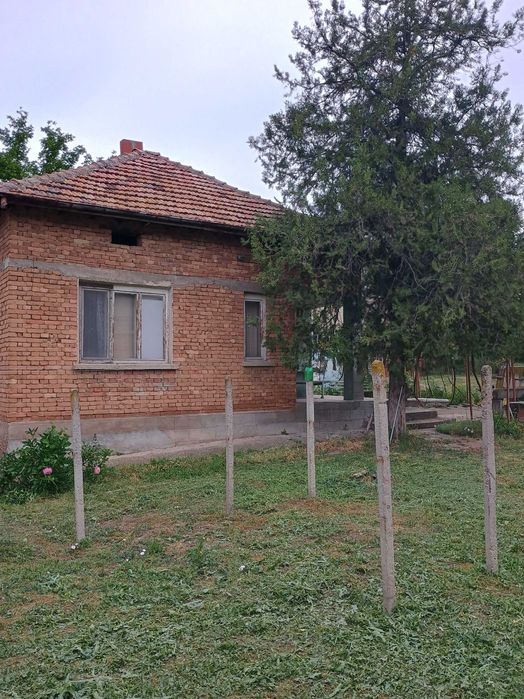 Къща  97 кв. м/двор 900 кв. м/Тухла/Гредоред/с. Божурица-Център/Плевен