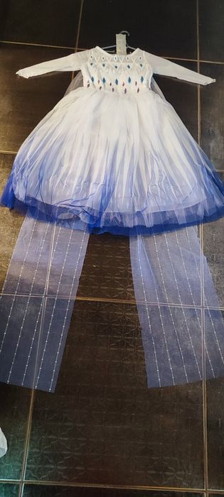 Рокля на Елза от Фроузън с два подаръка светещ ластик и корона