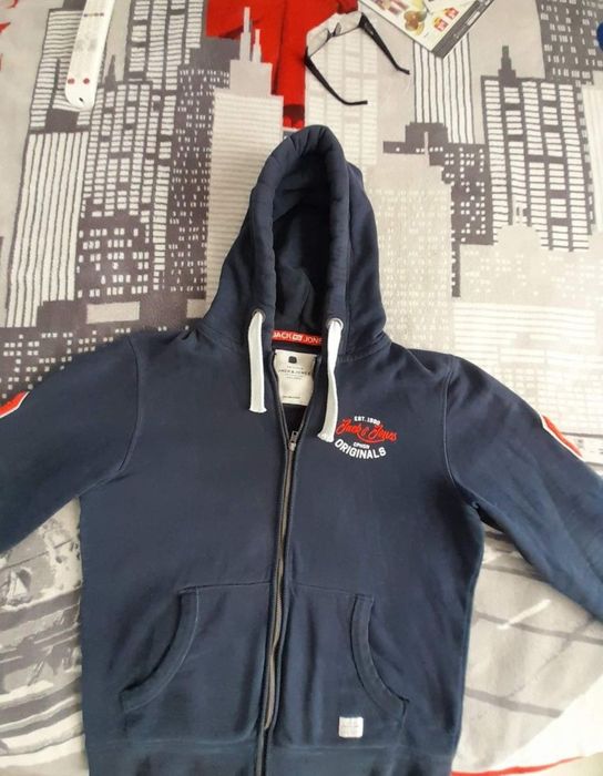 Vând hanorac Jack Jones, mărimea L produs de calitate.