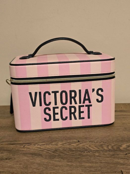 Victoria's Secret оригинално козметично куфарчи