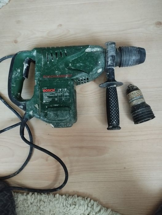 Bormașină cu percuție Bosch cu două mandrine