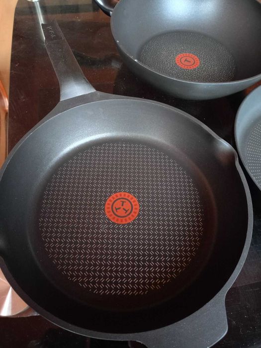 3 бр. индукционни тефлонови тигани Tefal Aroma, нови, но със забележки