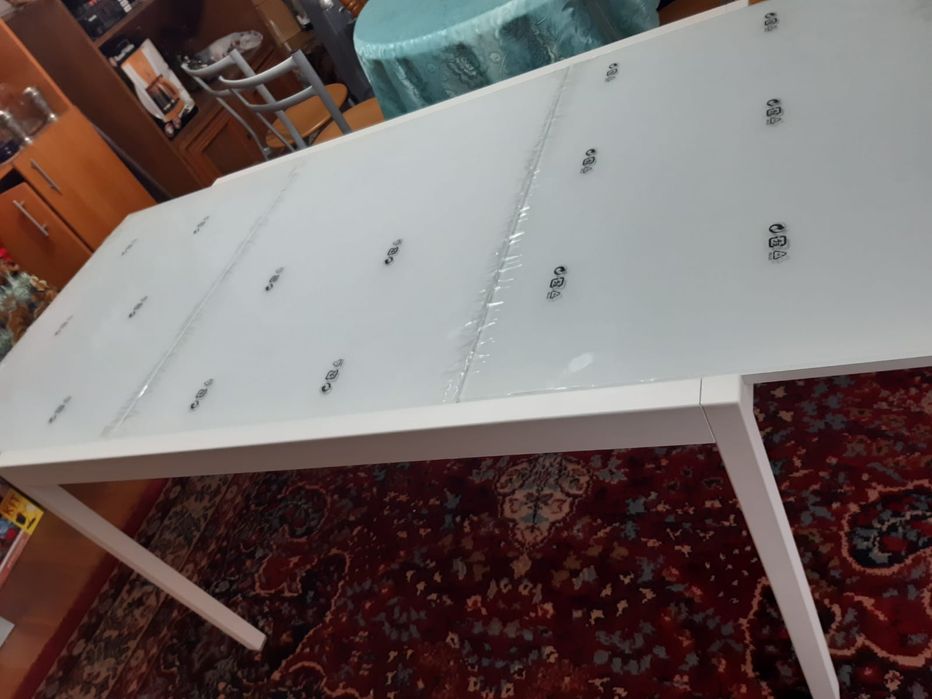 Vând  masă nouă cadru metal ,blat de sticlă