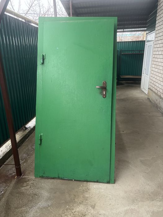 Продам железную дверь 205/90 см