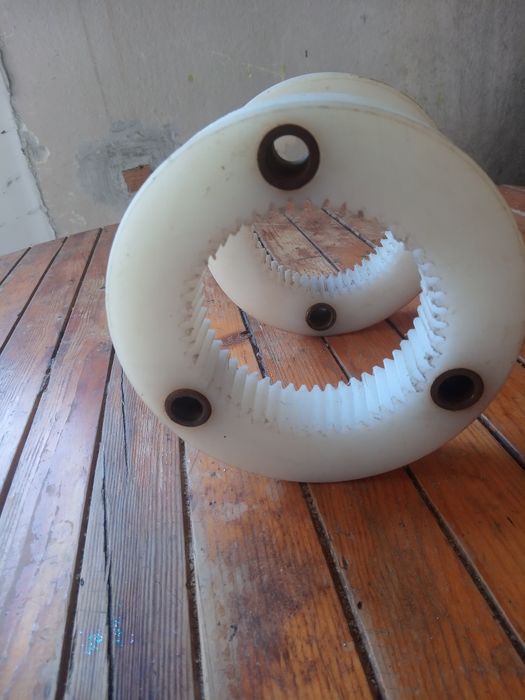 Продавам зъбни колела за валираща асфалтова машина