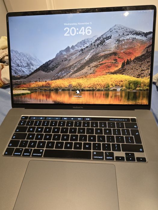 Продавам Macbook Pro 2019 16" i9 32GB RAM, 2TB SSD, Radeon Pro 5500M