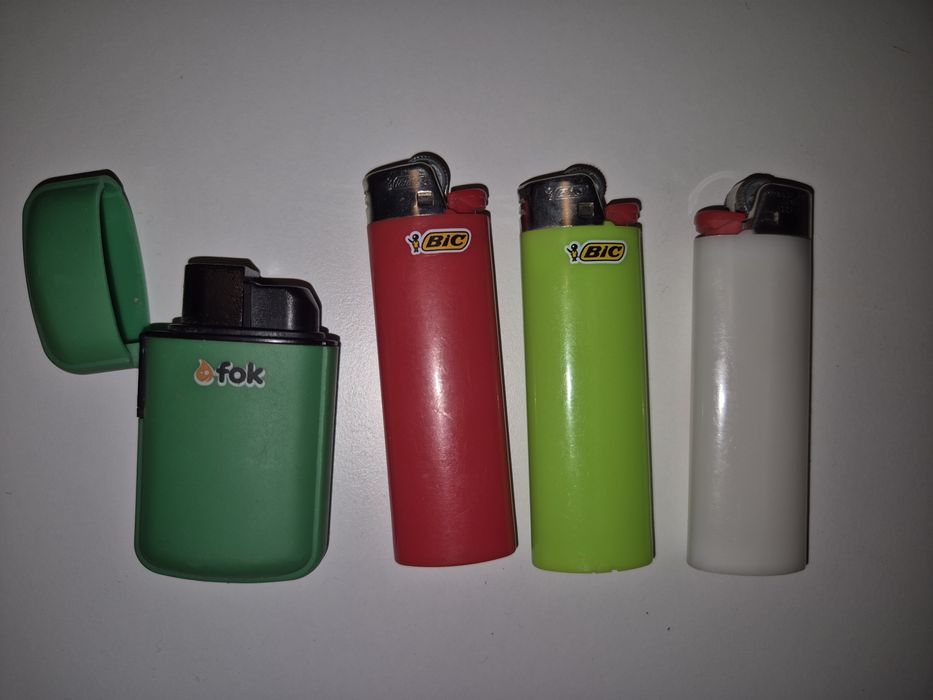 Set de 4 brichete- 1 antivant si 3 Bic clasice