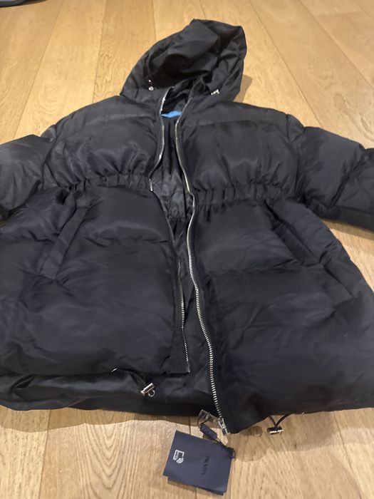 Vand geaca noua Prada marime M femei