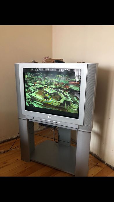 Телевизор LG със стойка