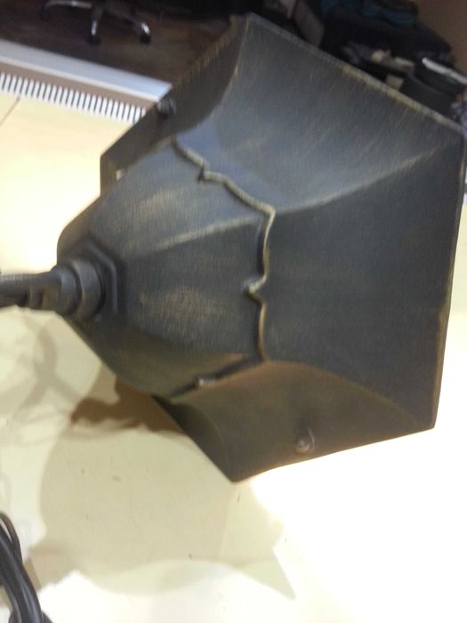 Стар метален електрически фенер.