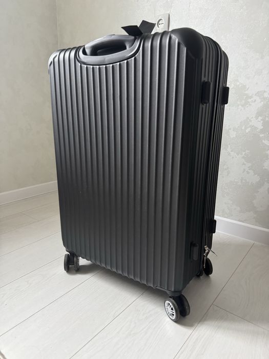 Продам новый чемодан