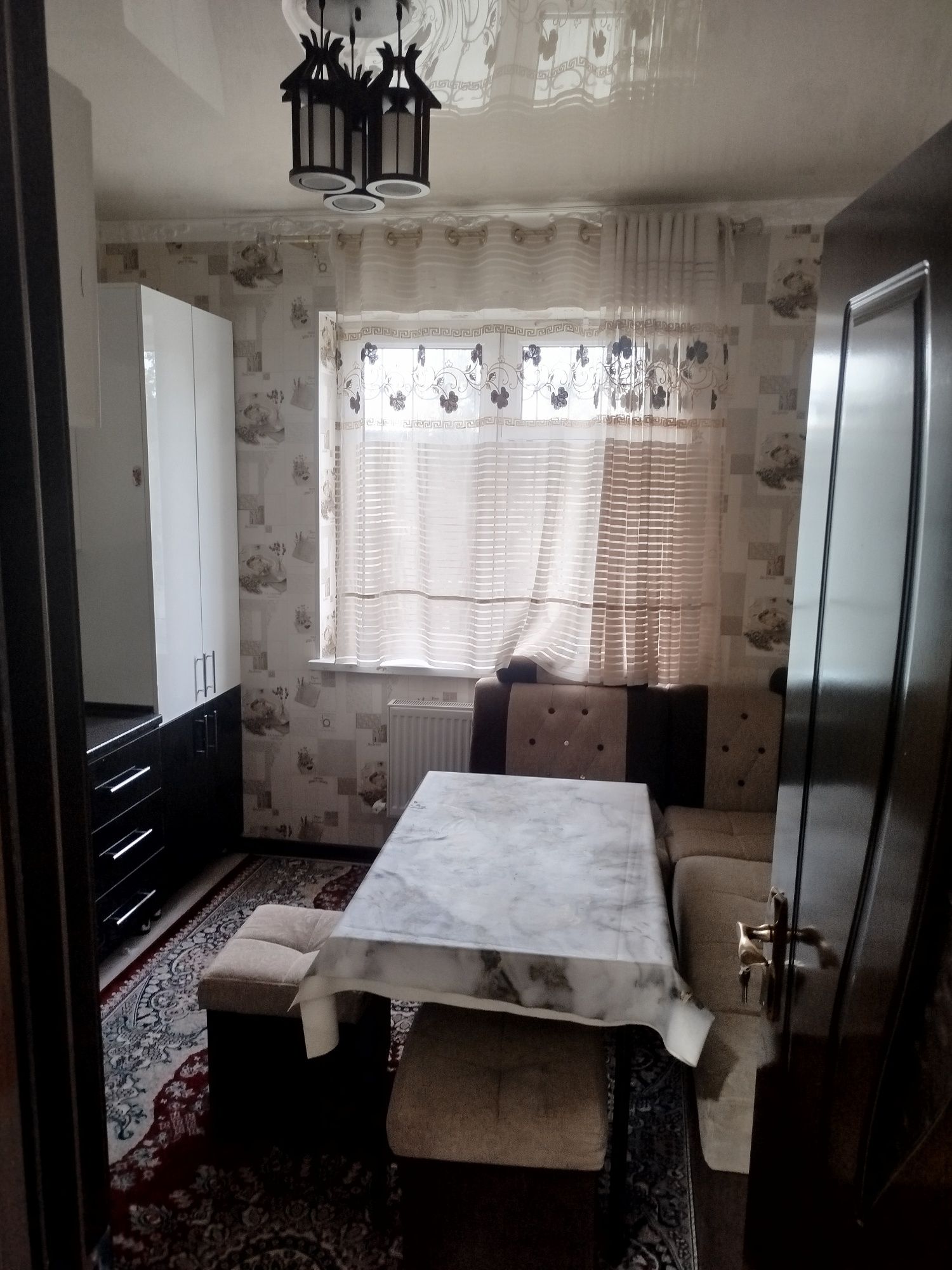 3 xonali ijaraga beriladi
