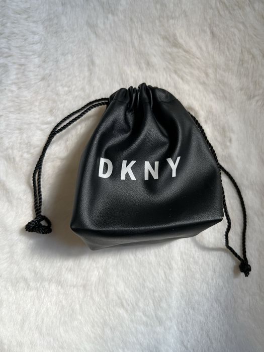 Обеци с лого DKNY