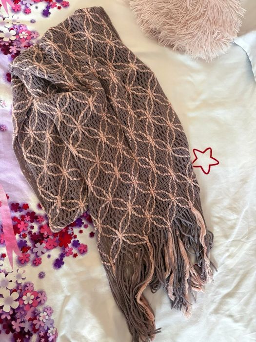 Лот-3пуловера +2шала. За гръдна обиколк от 100 до 150см.