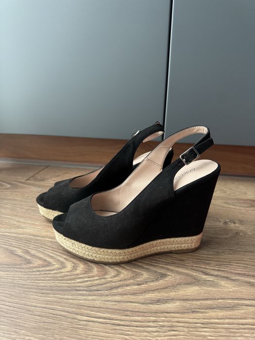 Черни велурени сандали на платформа