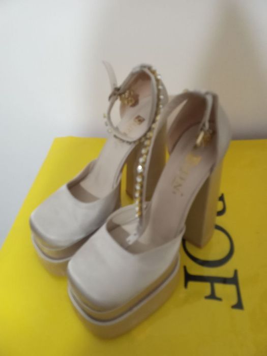 Туфли женские на каблуке