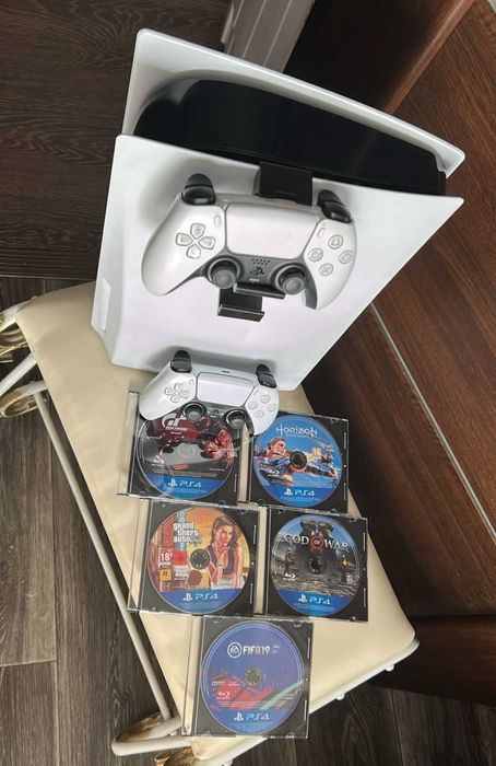 Продам игровую приставку PS5 с играми