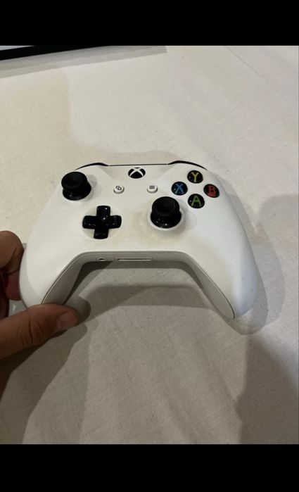 Xbox one S 1 tb 2 manete si 3 jocuri