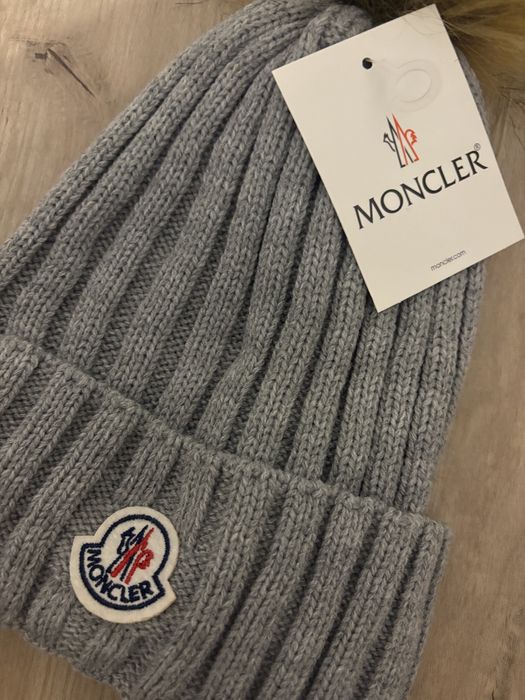 Vand caciula moncler , e noua
