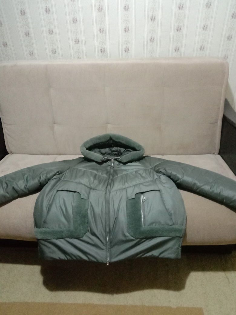 Продам куртку зимнюю женскую.