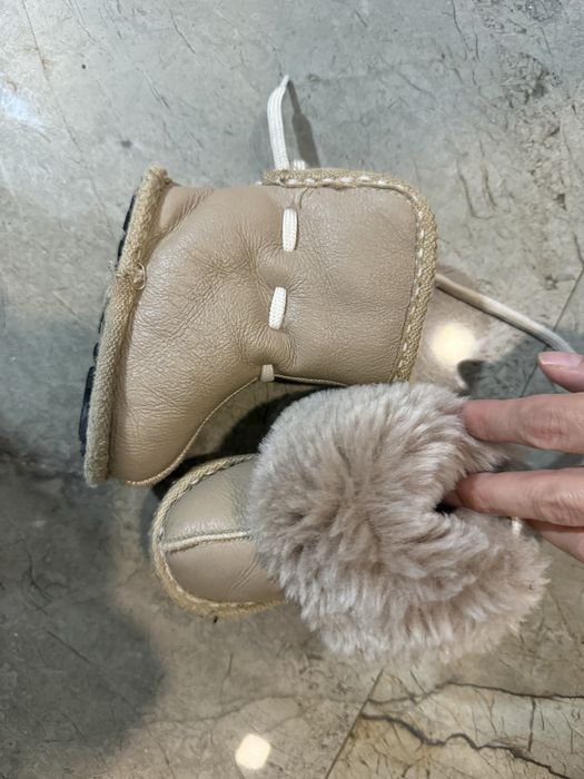 Продвам детски обувяки от агнешка кожа