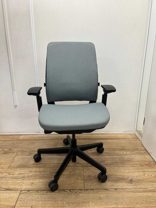 Refurbished Steelcase Amia Grisgiu