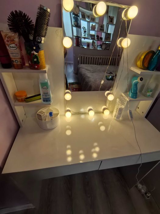 Тоалетка с осветление