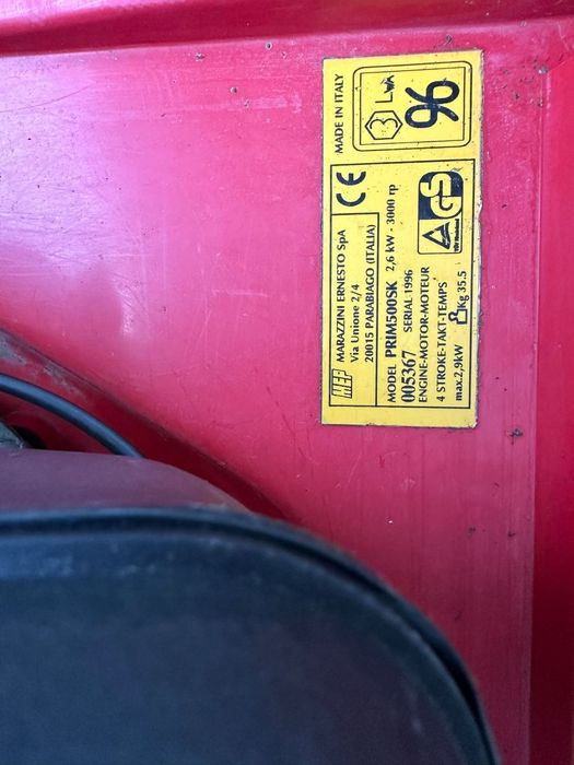 Masina tuns gazon iarbă