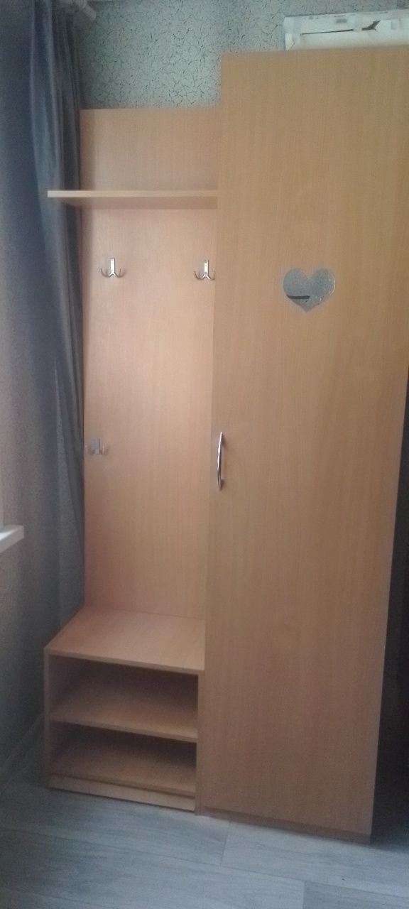 Проддам компактную прихожую.