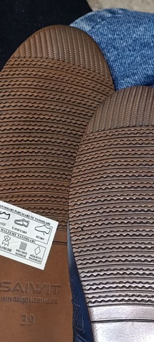 Продам мужскую обувь 39 размер.