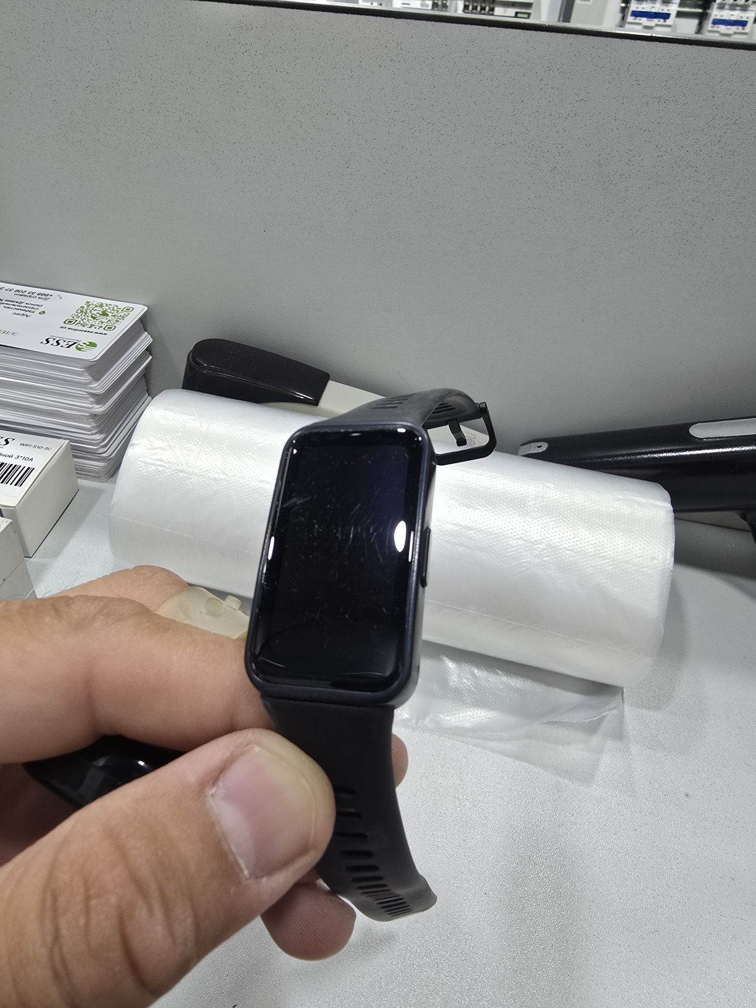 Huawei band 9   есть мелкая сарапина на екране