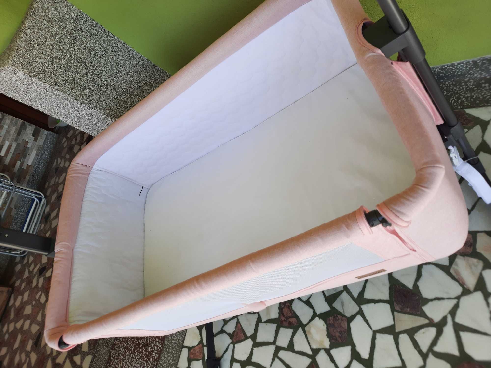 Vând pătuț pentru bebeluși co-sleeper cu sistem de legănare