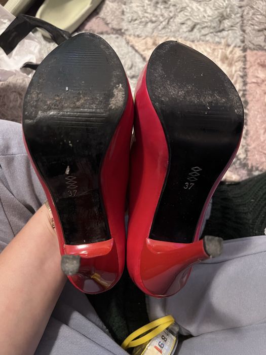Червени дамски токчета