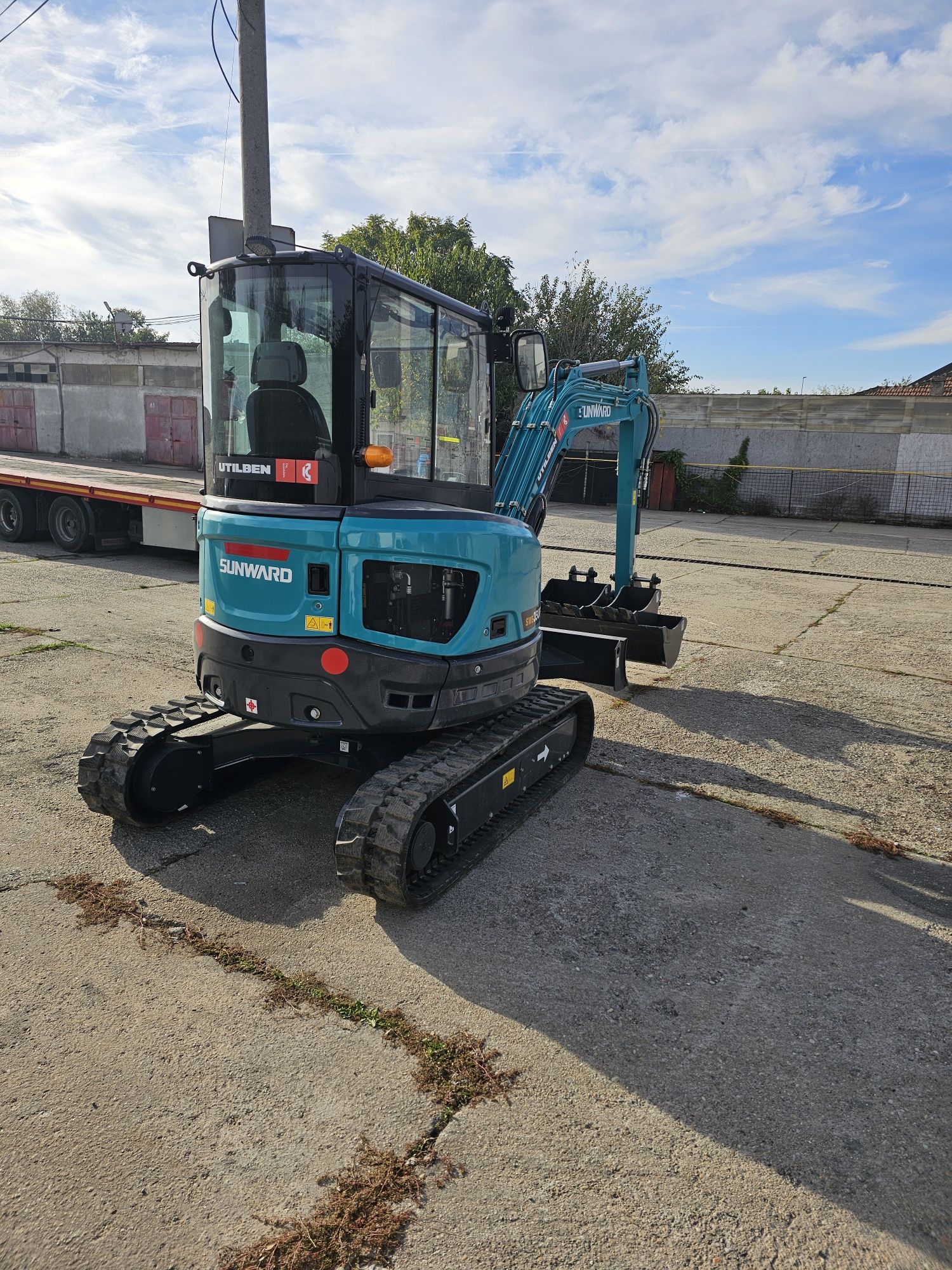 Minidigger for rent 4 tone with all inclusive