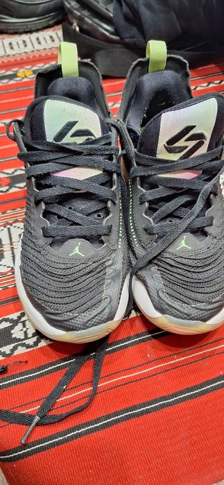 vând adidași Jordan mărimea 38