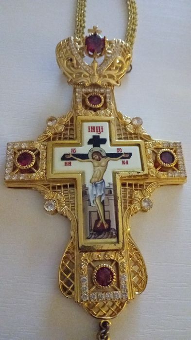 Vand cruce pectorala  folosita dar in stare buna. Incrustata cu pietre