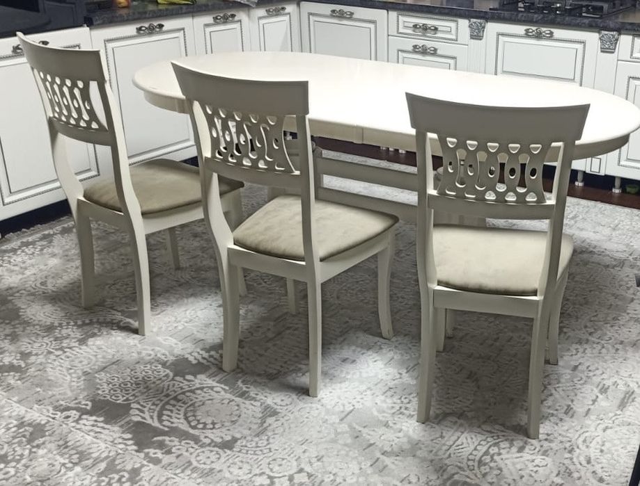 Стол со стульями из дерева